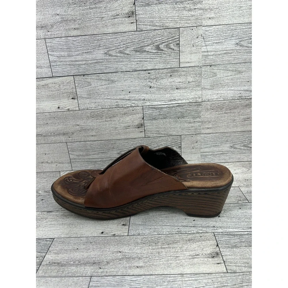 Born Brown Leather Tooled Footbed Thong Wedge Sandals B89626 Women Sz US8 EU39